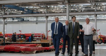 Воронежский губернатор осмотрел продукцию завода с/х оборудования в Семилукском районе