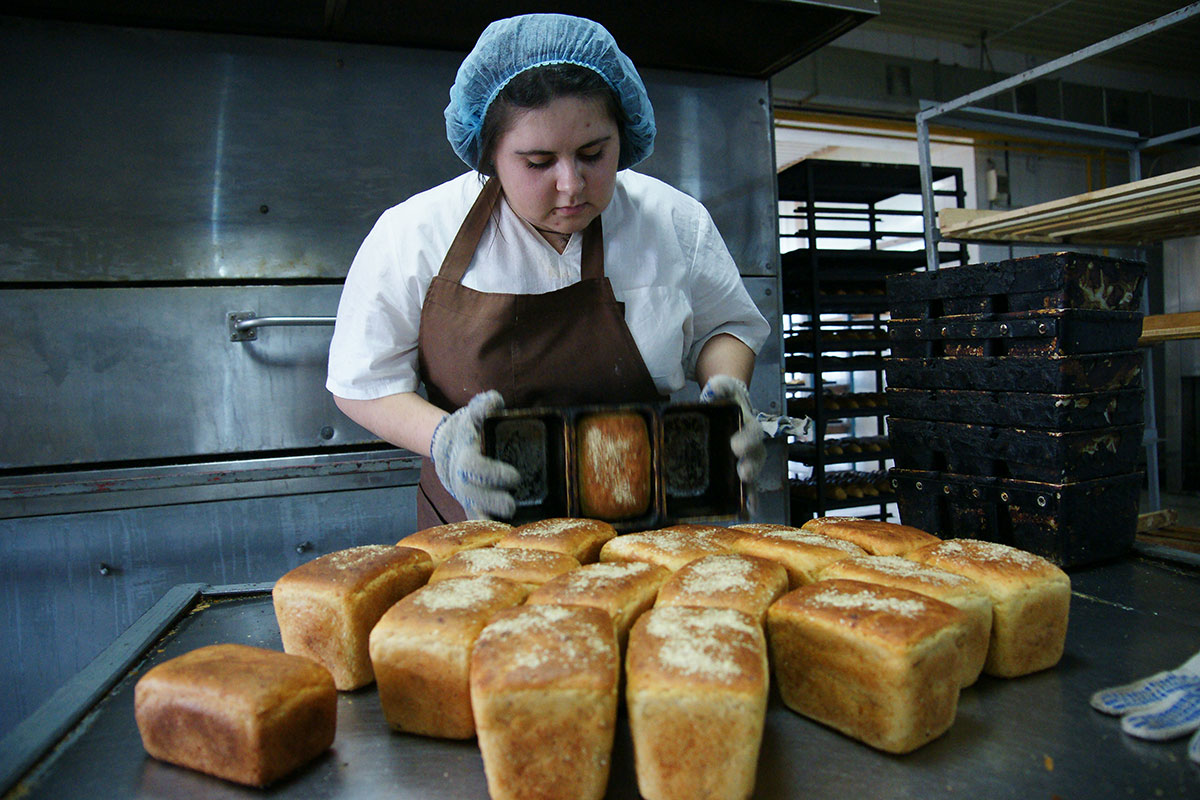 Печоте. Хлеб пекарня. Пекарь хлебобулочных изделий. Пекарня пекут хлеб. Хлеб в столовой.