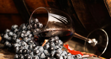 Взять вино на себя: онлайн-продажи спиртного запустят с ноября 2023 года