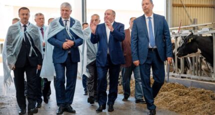 Воронежский губернатор посетил животноводческий комплекс в Бутурлиновском районе