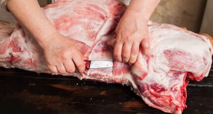 Отраслевые союзы предлагают взять под контроль продажу живых свиней и мяса на маркетплейсах