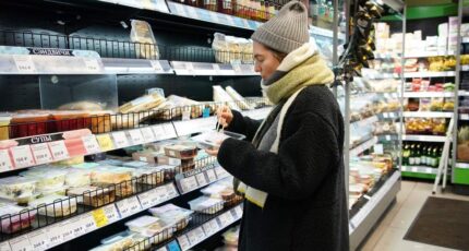 Не доходя до кассы: в магазинах хотят разрешить употребление продуктов до оплаты
